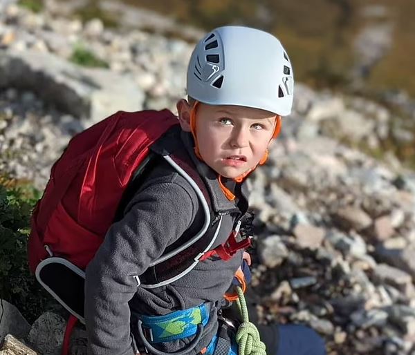 Minik dağcı, babasıyla birlikte dağlara tırmanıyor!